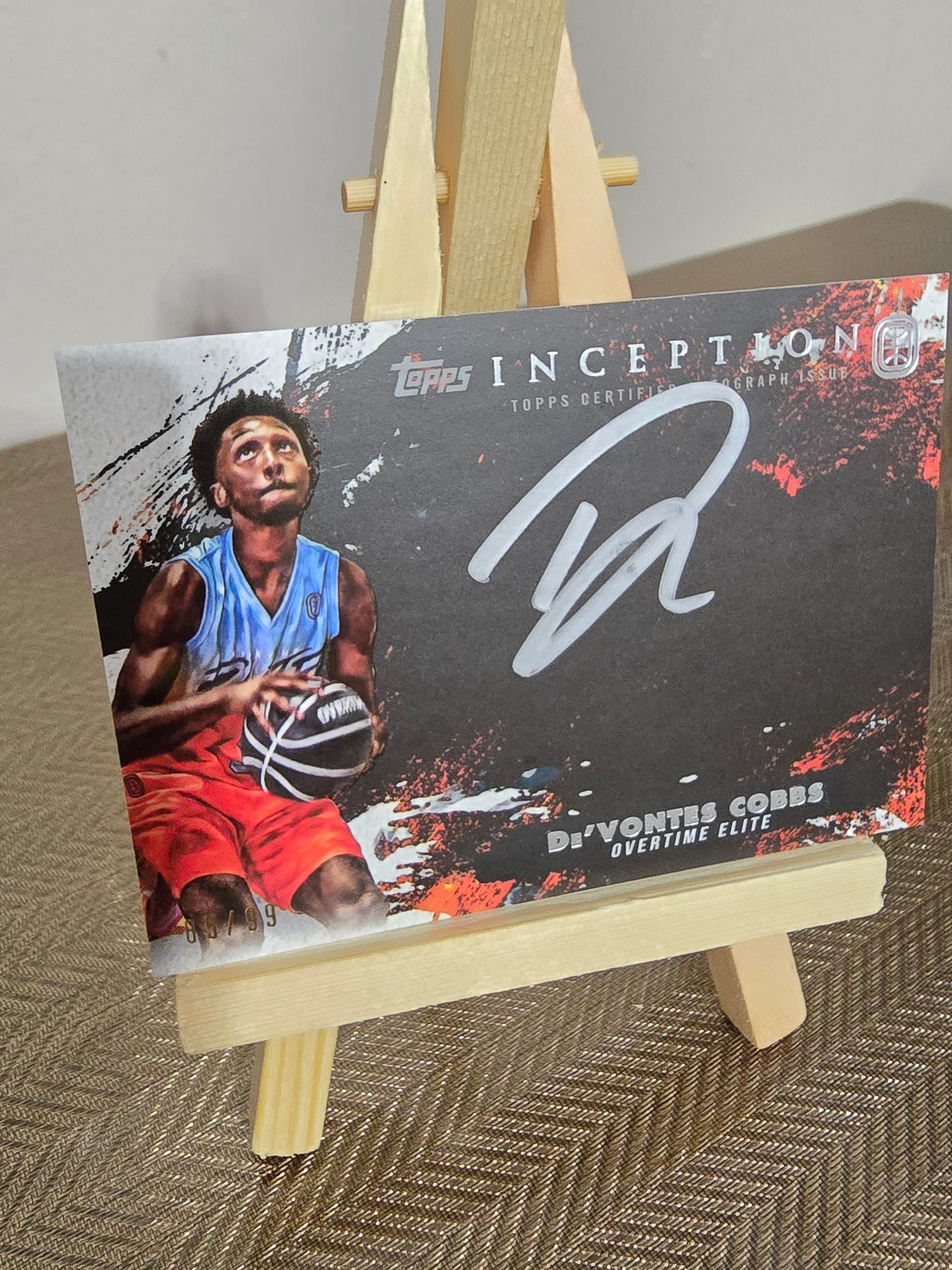 Carte Autographe Silver numérotée 85/99 collection sport Basketball DE'VONTES COBBS Topps