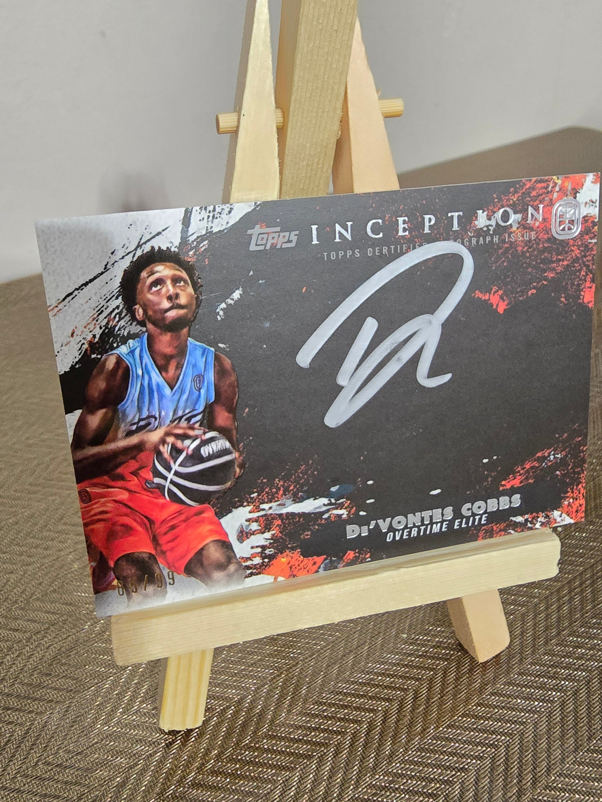 Carte Autographe Silver numérotée 85/99 collection sport Basketball DE'VONTES COBBS Topps